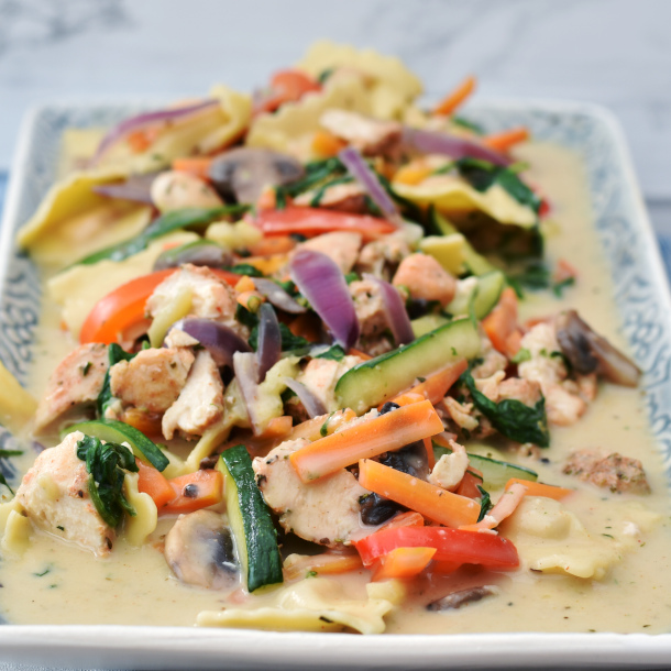 Tortellinigryde med grønsager og kylling