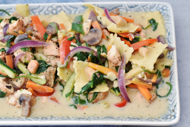 Tortellinigryde med grønsager og kylling