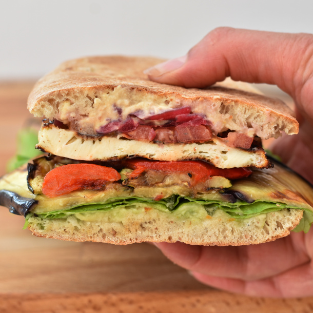 Vegetarisk burger med grillede grønsager