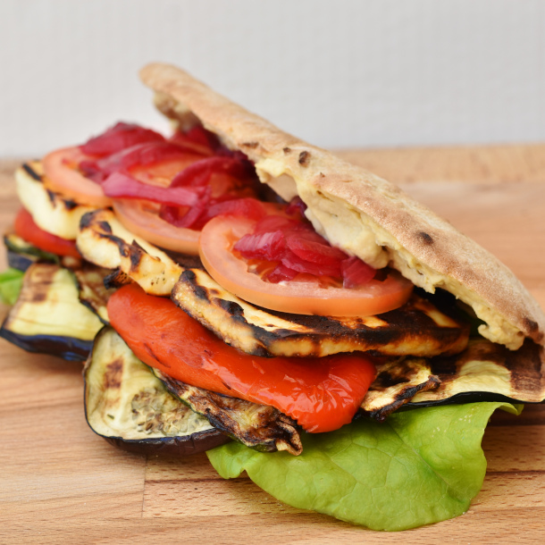 Vegetarisk burger med grillede grønsager