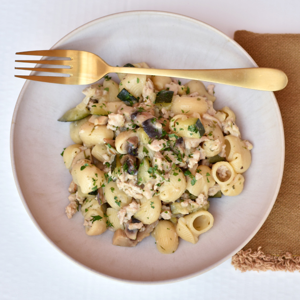 Pasta med hakket kylling i sennepssovs