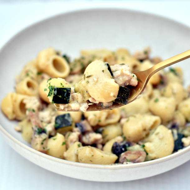 Pasta med hakket kylling i sennepssovs