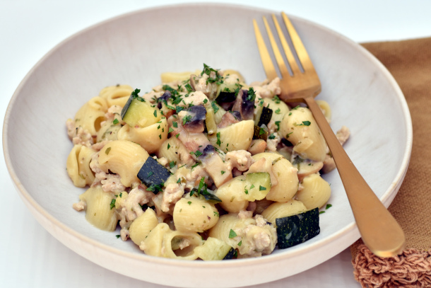 Pasta med hakket kylling i sennepssovs