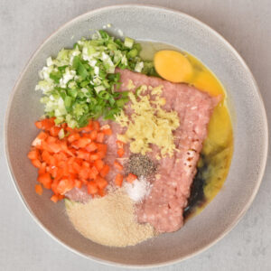 Thai kyllingefrikadeller farsen tilberedes