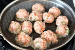 Thai kyllingefrikadeller på panden