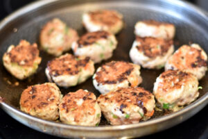 Thai kyllingefrikadeller stegt på panden
