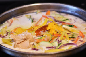 kokossovs og grønsager til thai kyllingefrikadeller