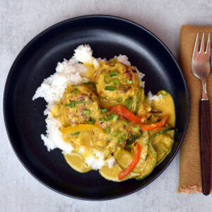 Thai kyllingefrikadeller i kokossovs serveret med ris