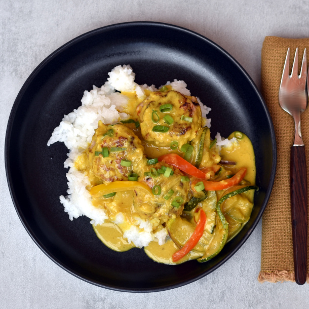 Thai kyllingefrikadeller i kokossovs serveret med ris