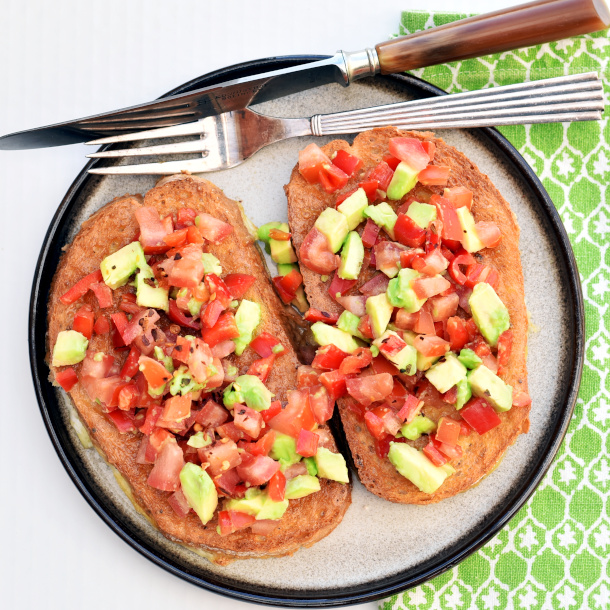 Æggebrød med tomat og avocado