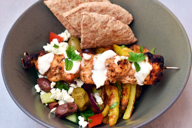 Kylling gyros bowl med sprøde kartofler, grønt og yoghurt