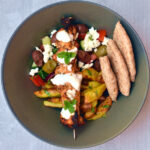 Kylling gyros bowl Kylling gyros bowl med sprøde kartofler, grønt og yoghurt