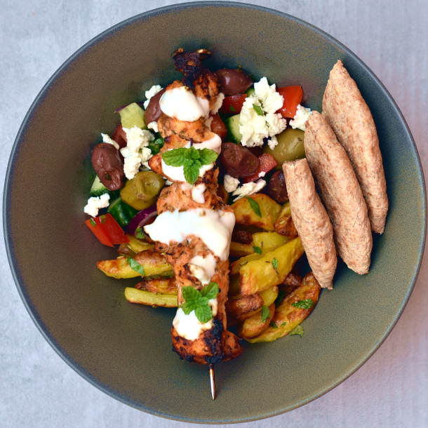 Kylling gyros bowl med sprøde kartofler, grønt og yoghurt