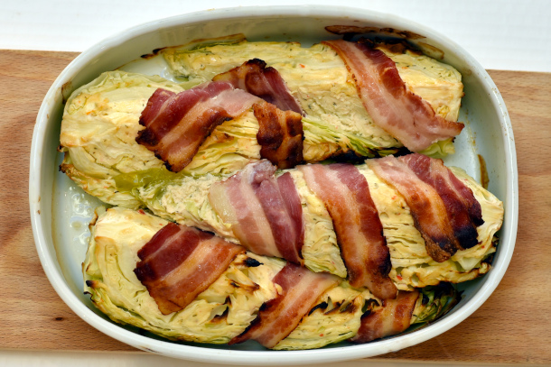 Bagt spidskål med ost og bacon