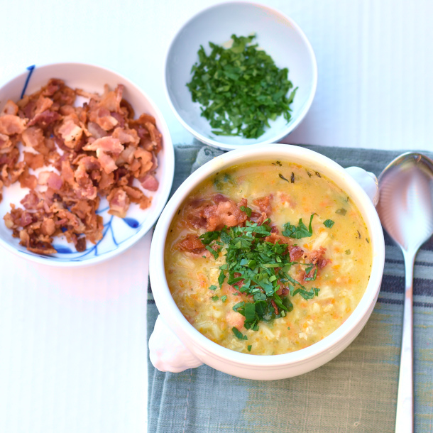Cremet kyllingesuppe med bacon og ris