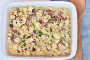 Kylling med bacon, champignon og blomkål