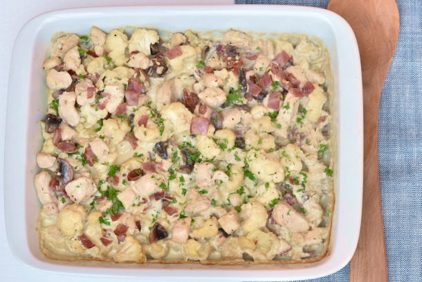 Kylling med bacon, champignon og blomkål